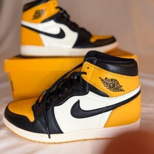 Nike Air Jordan 1 Retro High OG Box in Yellow and Black
